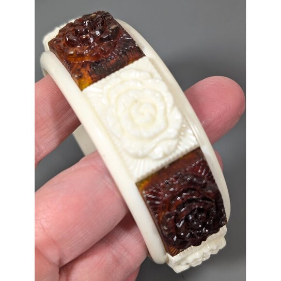 Vintage Sarah Coventry Rose Lucite Bangle Bracelet Faux Amber Cream 8.5" - Picture 6 of 13